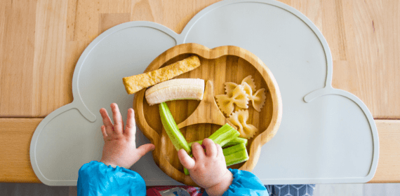 Bienfaits de la DME : pourquoi laisser bébé manger seul ?